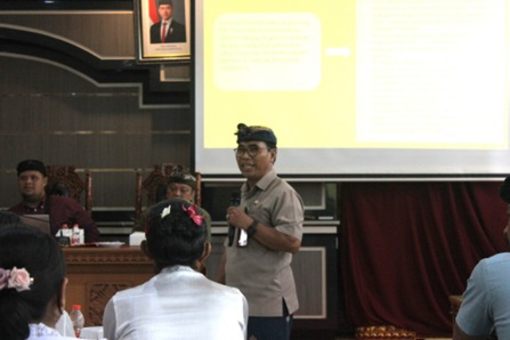 Presentasi Selayang Pandang Kampung KB oleh Desa Dalung pada Kegiatan Studi Tiru oleh Desa Pidpid